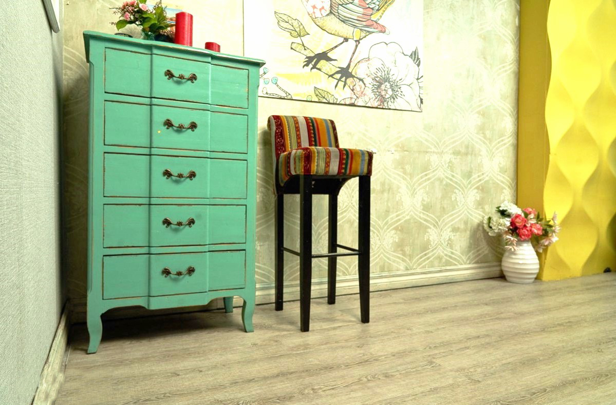 Кварцвиниловый SPC ламинат Vinilam Ceramo Wood Дуб Шале 10128 1220×225×5,5 фото в интерьере