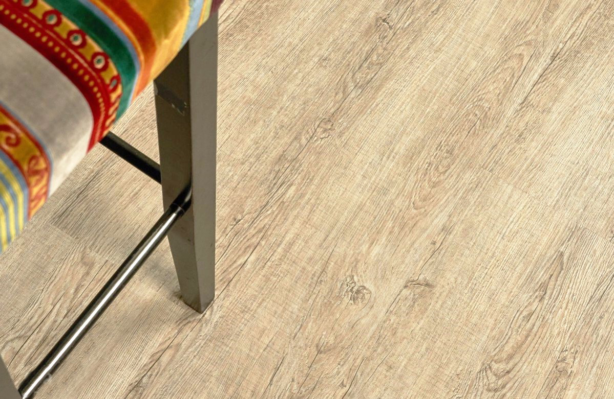 Кварцвиниловый SPC ламинат Vinilam Ceramo Wood Дуб Шале 10128 1220×225×5,5 фото в интерьере