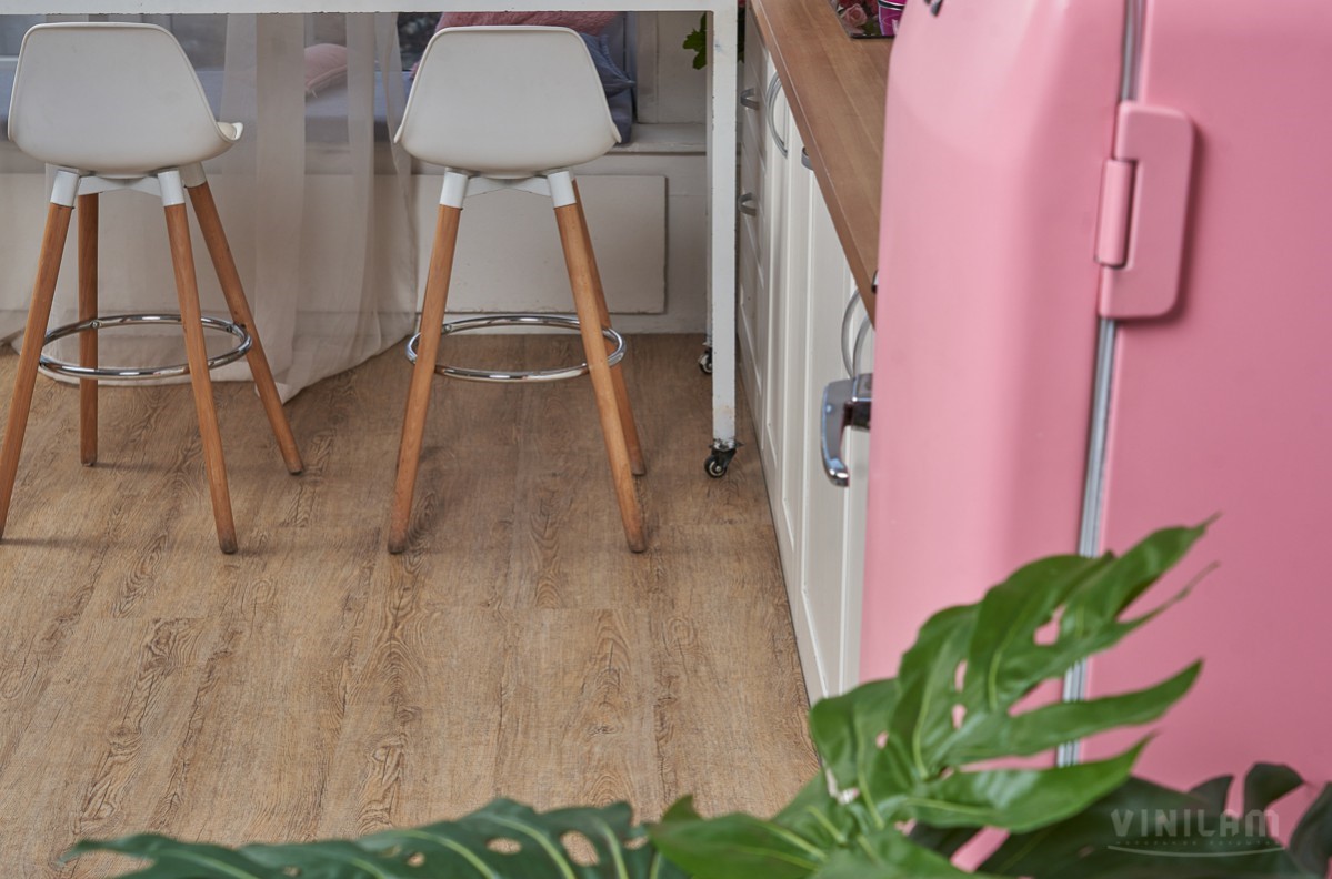 Кварцвиниловый SPC ламинат Vinilam Ceramo Wood Дуб Карона 1014 1220×225×5,5 фото в интерьере