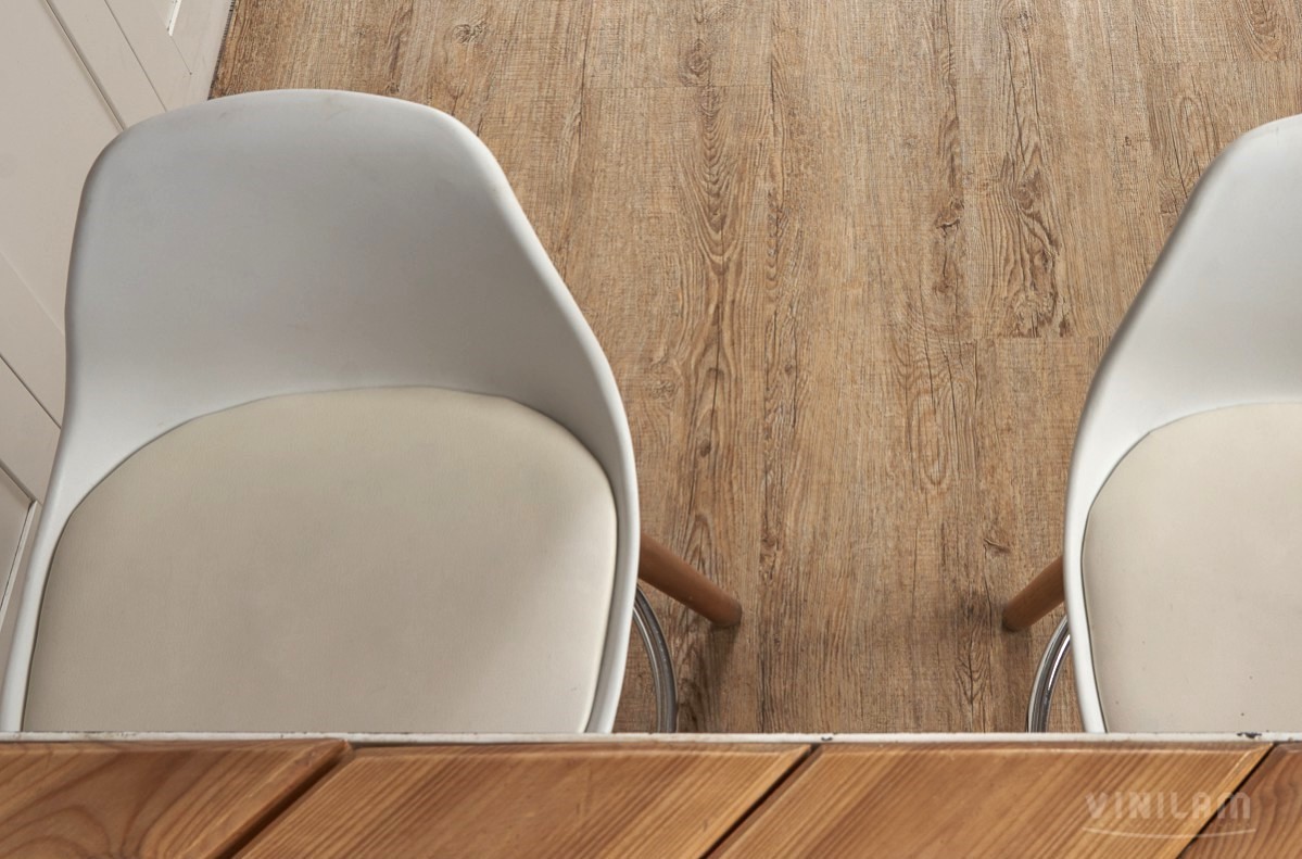 Кварцвиниловый SPC ламинат Vinilam Ceramo Wood Дуб Карона 1014 1220×225×5,5 фото в интерьере