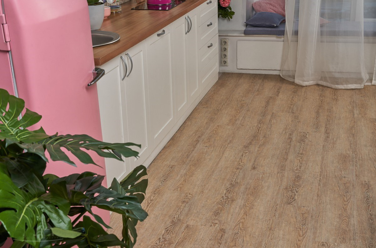 Кварцвиниловый SPC ламинат Vinilam Ceramo Wood Дуб Карона 1014 1220×225×5,5 фото в интерьере