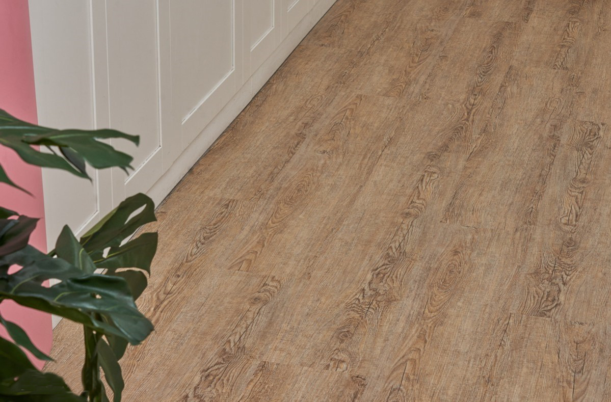 Кварцвиниловый SPC ламинат Vinilam Ceramo Wood Дуб Карона 1014 1220×225×5,5 фото в интерьере