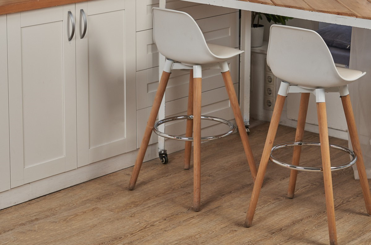 Кварцвиниловый SPC ламинат Vinilam Ceramo Wood Дуб Карона 1014 1220×225×5,5 фото в интерьере