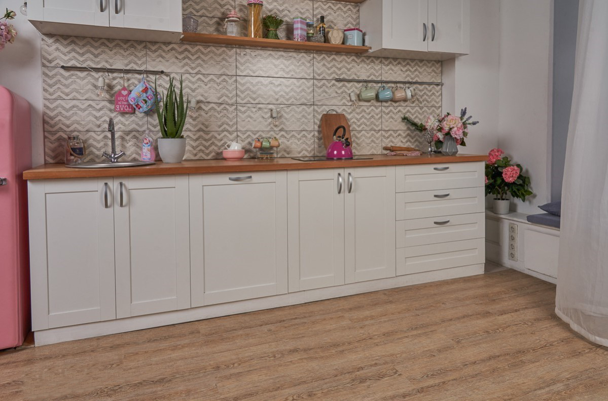 Кварцвиниловый SPC ламинат Vinilam Ceramo Wood Дуб Карона 1014 1220×225×5,5 фото в интерьере