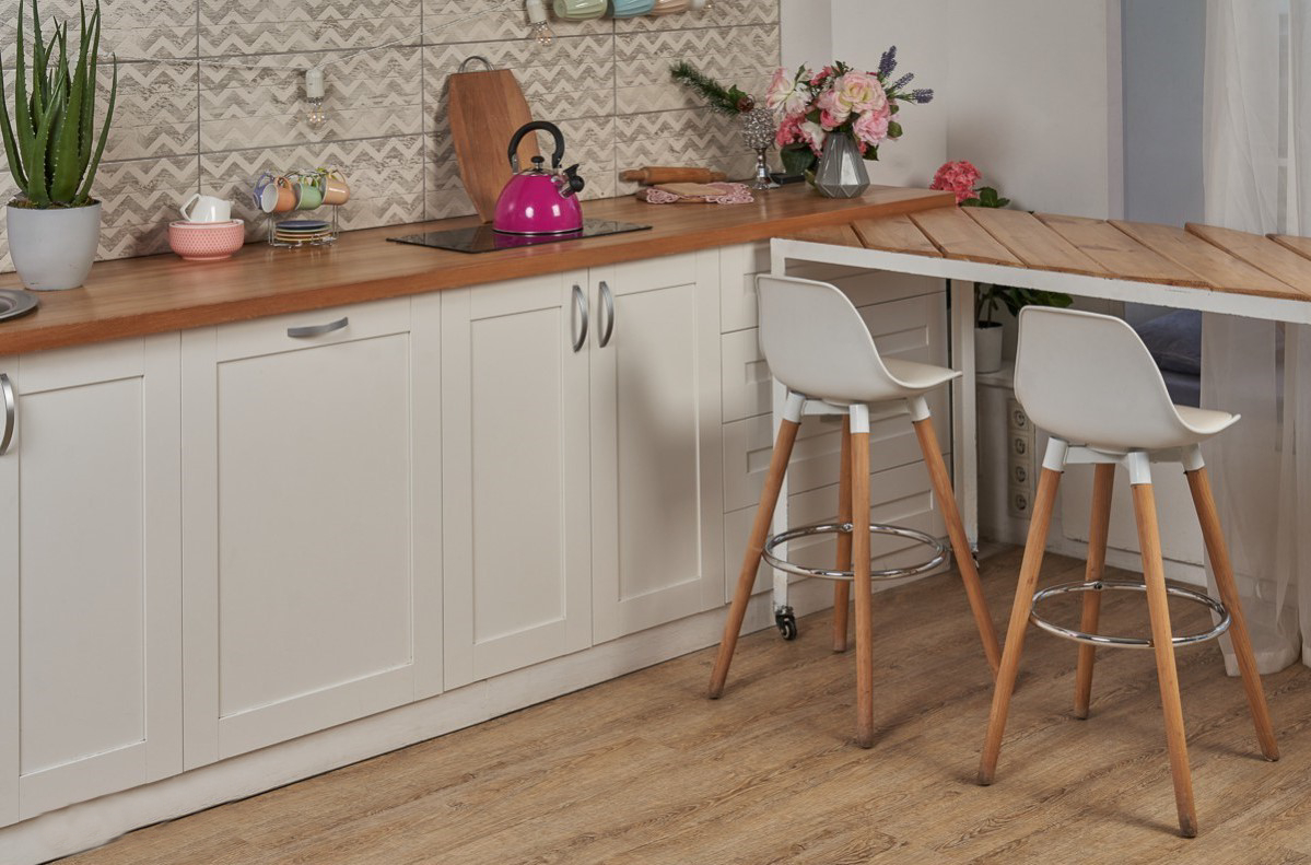 Кварцвиниловый SPC ламинат Vinilam Ceramo Wood Дуб Карона 1014 1220×225×5,5 фото в интерьере