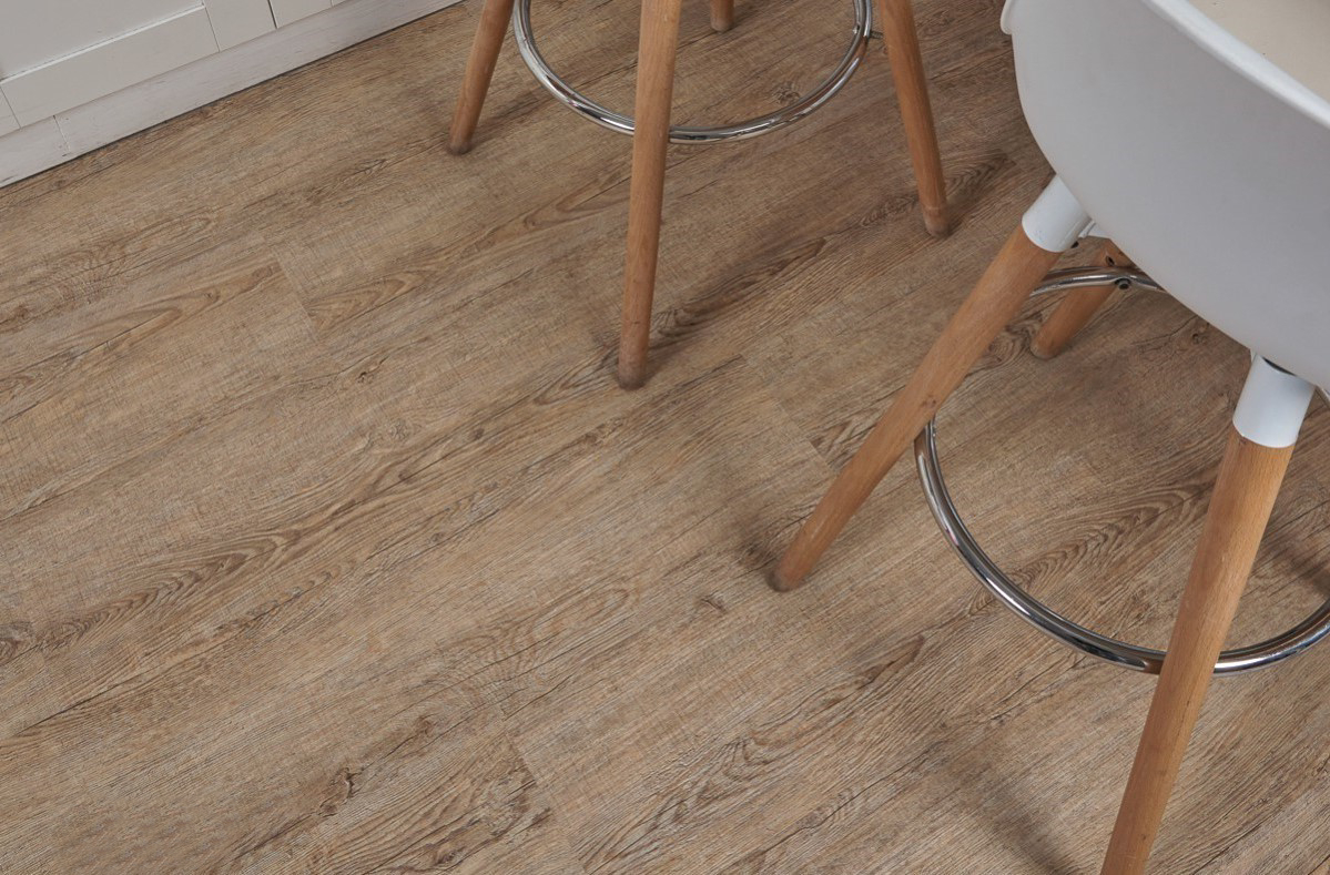 Кварцвиниловый SPC ламинат Vinilam Ceramo Wood Дуб Карона 1014 1220×225×5,5 фото в интерьере