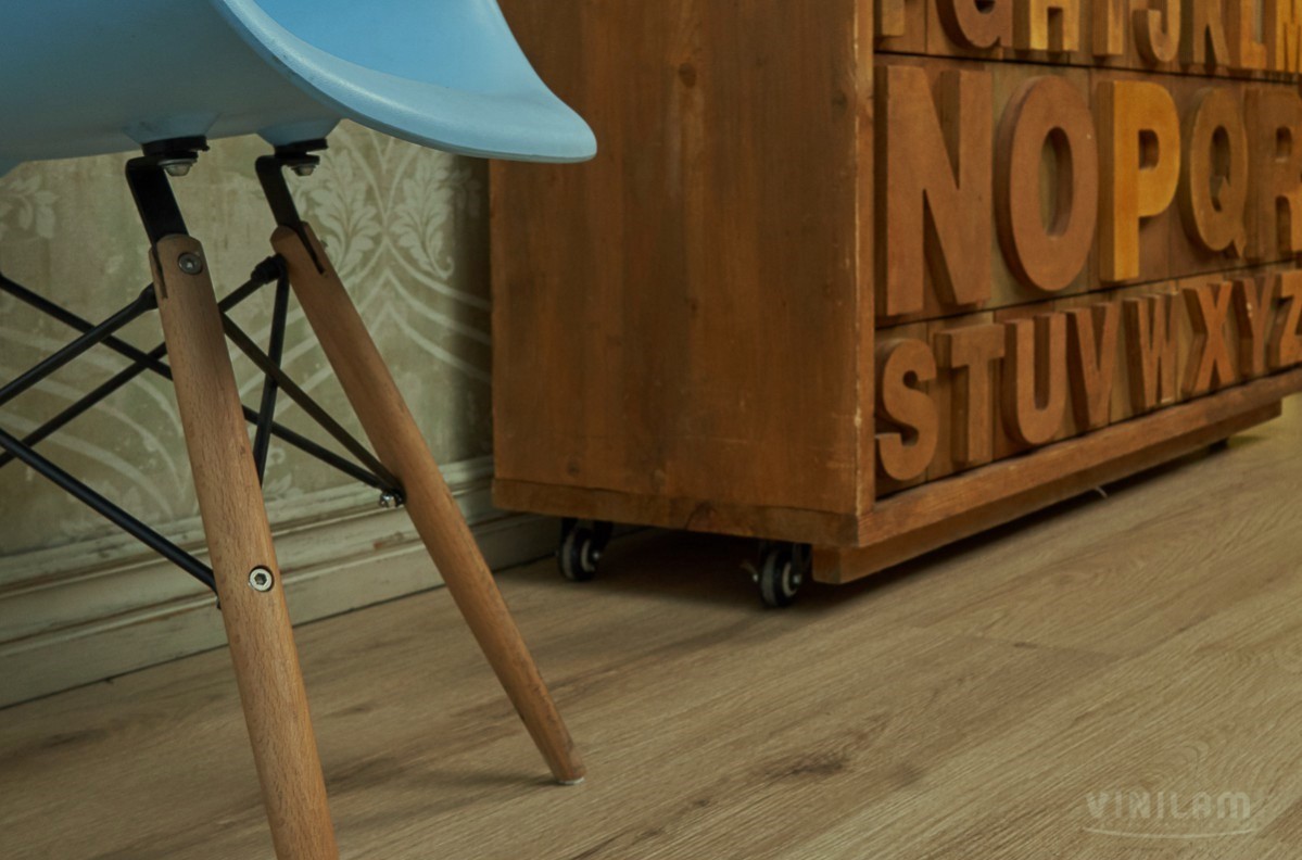 Кварцвиниловый SPC ламинат Vinilam Ceramo Wood Дуб Марсан 10219 1220×225×4,5 фото в интерьере