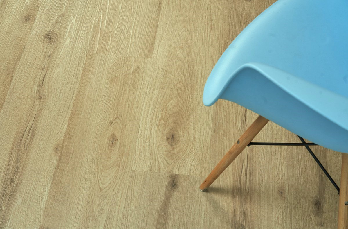 Кварцвиниловый SPC ламинат Vinilam Ceramo Wood Дуб Марсан 10219 1220×225×4,5 фото в интерьере