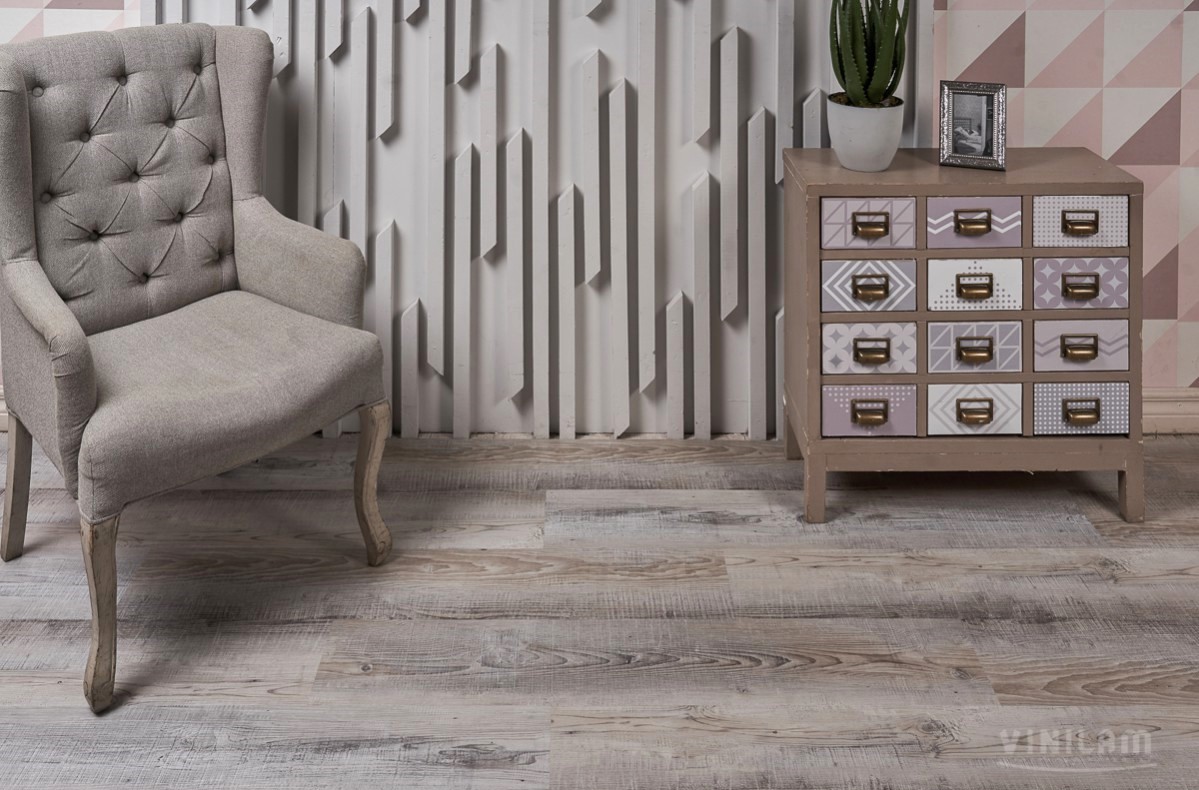 Кварцвиниловый SPC ламинат Vinilam Ceramo Wood Сосна Андер 4949 1220×225×4,5 фото в интерьере