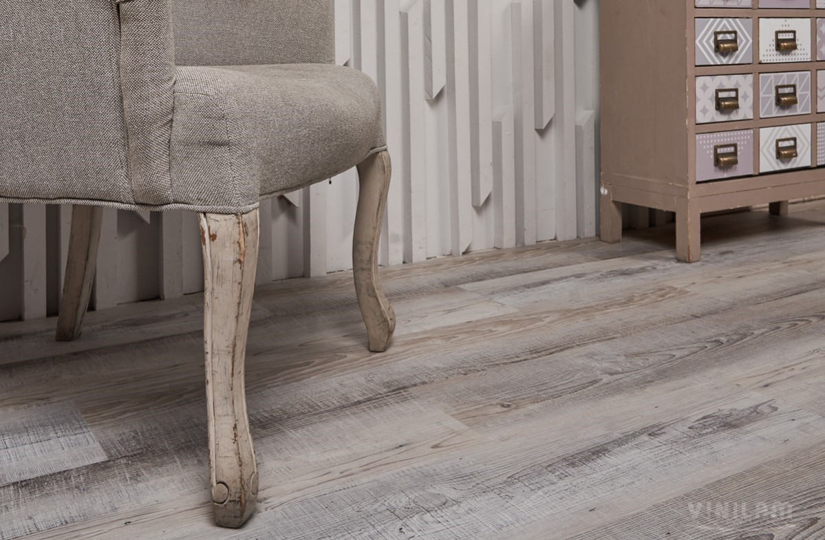 Кварцвиниловый SPC ламинат Vinilam Ceramo Wood Сосна Андер 4949 1220×225×4,5 фото в интерьере