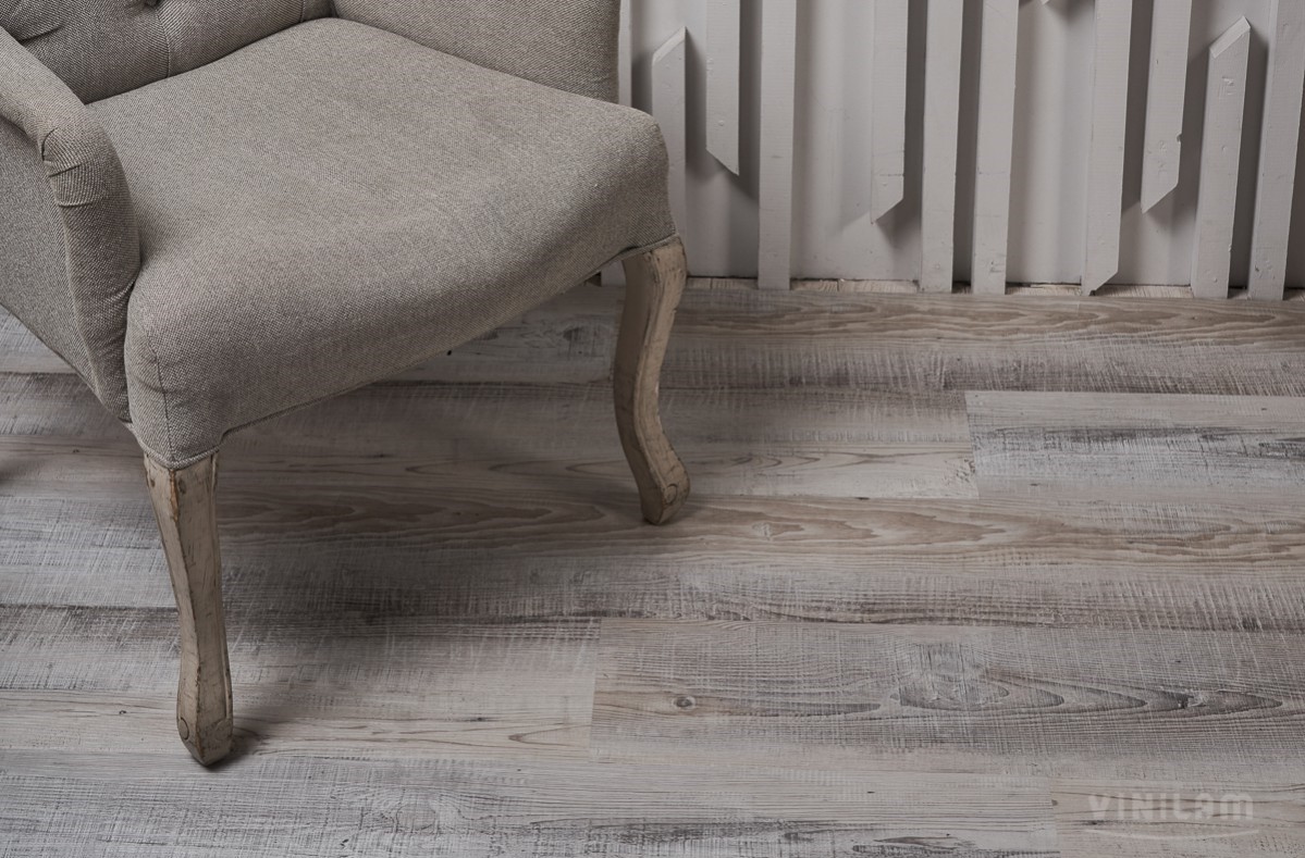 Кварцвиниловый SPC ламинат Vinilam Ceramo Wood Сосна Андер 4949 1220×225×4,5 фото в интерьере