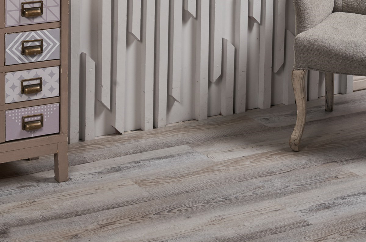 Кварцвиниловый SPC ламинат Vinilam Ceramo Wood Сосна Андер 4949 1220×225×4,5 фото в интерьере