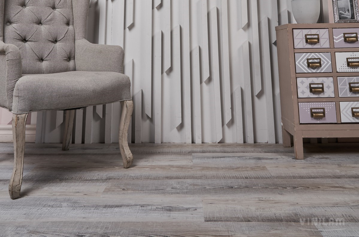 Кварцвиниловый SPC ламинат Vinilam Ceramo Wood Сосна Андер 4949 1220×225×4,5 фото в интерьере