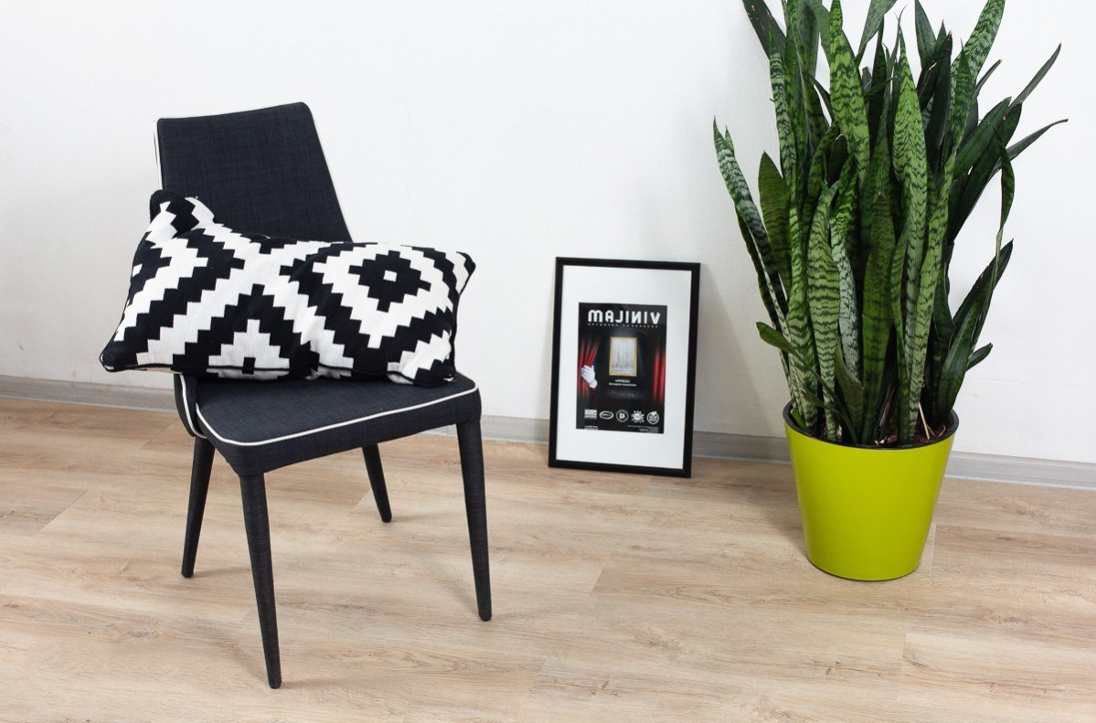 Кварцвиниловый SPC ламинат Vinilam Ceramo Wood Дуб Брюз 5548 1220×225×5,5 фото в интерьере