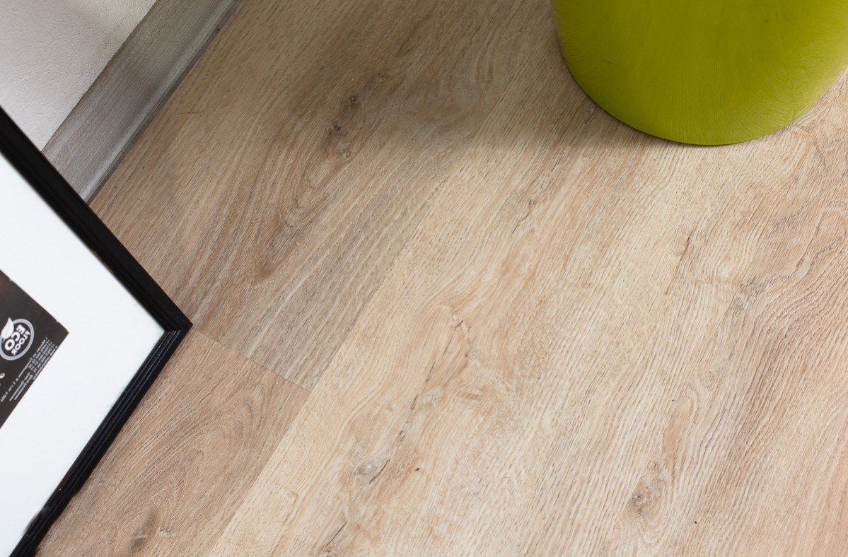 Кварцвиниловый SPC ламинат Vinilam Ceramo Wood Дуб Брюз 5548 1220×225×5,5 фото в интерьере