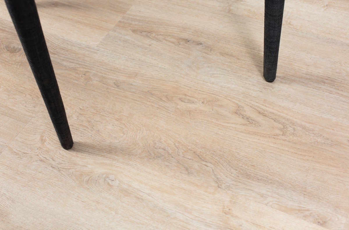 Кварцвиниловый SPC ламинат Vinilam Ceramo Wood Дуб Брюз 5548 1220×225×5,5 фото в интерьере