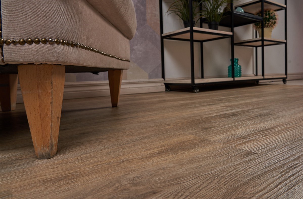 Кварцвиниловый SPC ламинат Vinilam Ceramo Wood Дуб Имбирь 6151-D03 1220×225×4,5 фото в интерьере