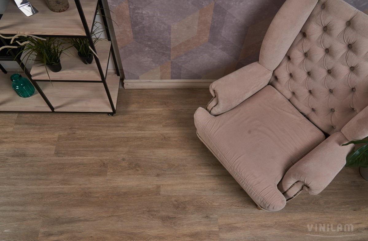 Кварцвиниловый SPC ламинат Vinilam Ceramo Wood Дуб Имбирь 6151-D03 1220×225×4,5 фото в интерьере