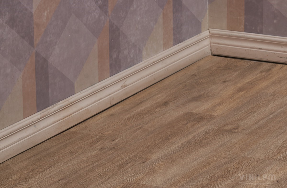 Кварцвиниловый SPC ламинат Vinilam Ceramo Wood Дуб Имбирь 6151-D03 1220×225×4,5 фото в интерьере