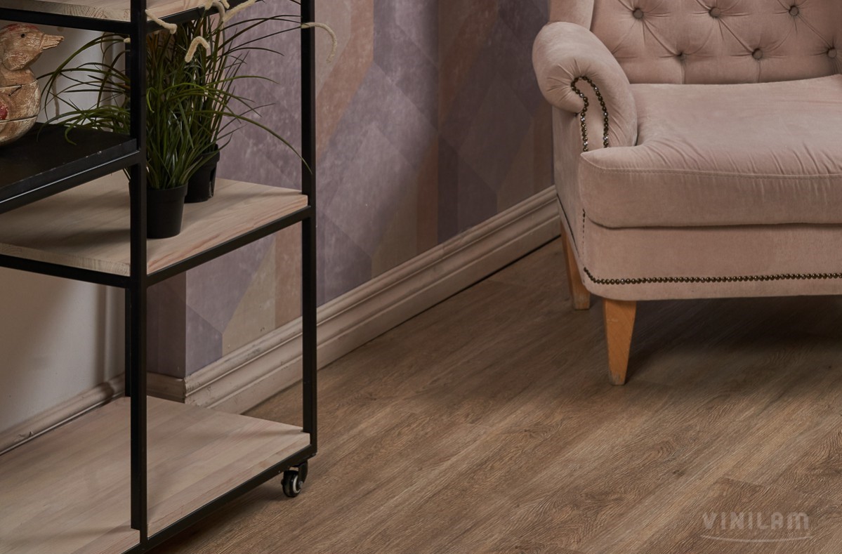 Кварцвиниловый SPC ламинат Vinilam Ceramo Wood Дуб Имбирь 6151-D03 1220×225×4,5 фото в интерьере