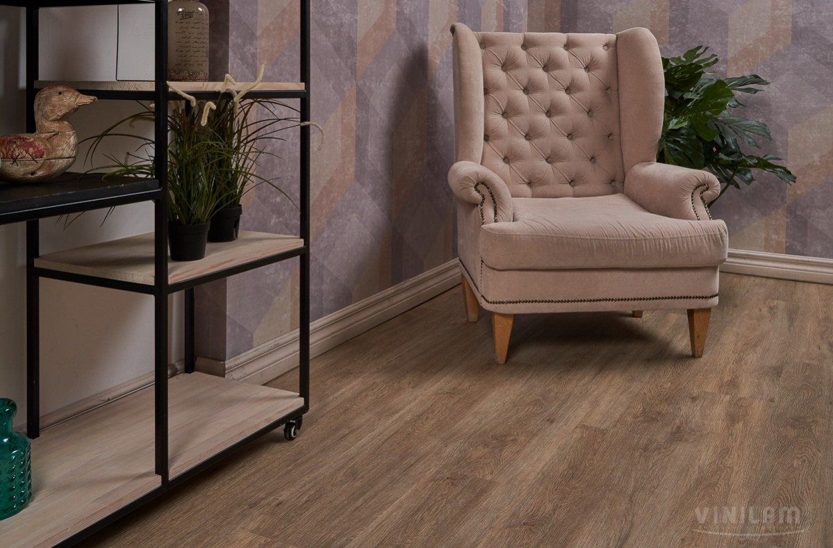 Кварцвиниловый SPC ламинат Vinilam Ceramo Wood Дуб Имбирь 6151-D03 1220×225×4,5 фото в интерьере