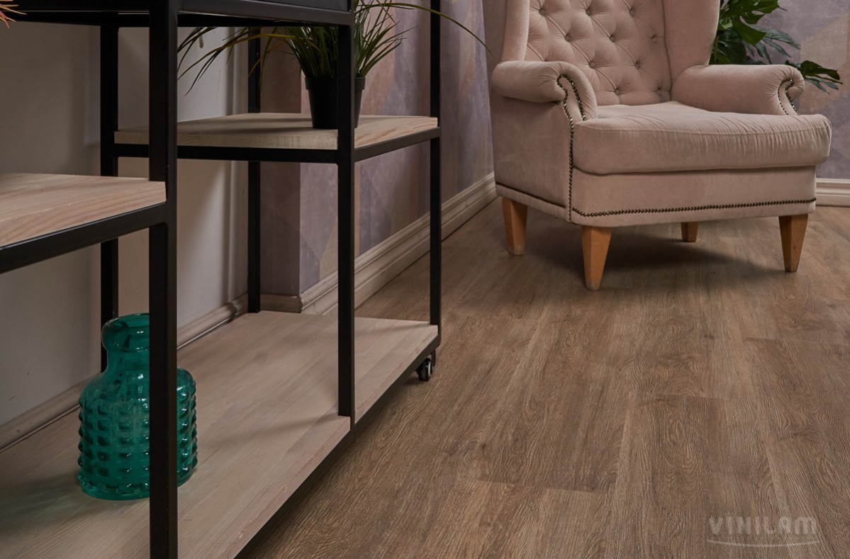 Кварцвиниловый SPC ламинат Vinilam Ceramo Wood Дуб Имбирь 6151-D03 1220×225×4,5 фото в интерьере