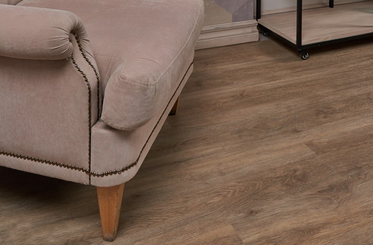 Кварцвиниловый SPC ламинат Vinilam Ceramo Wood Дуб Имбирь 6151-D03 1220×225×4,5 фото в интерьере