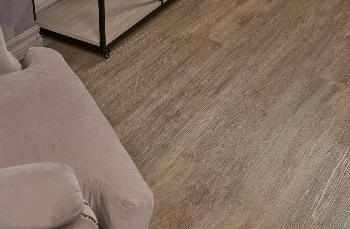 Кварцвиниловый SPC ламинат Vinilam Ceramo Wood Дуб Имбирь 6151-D03 1220×225×4,5 фото в интерьере