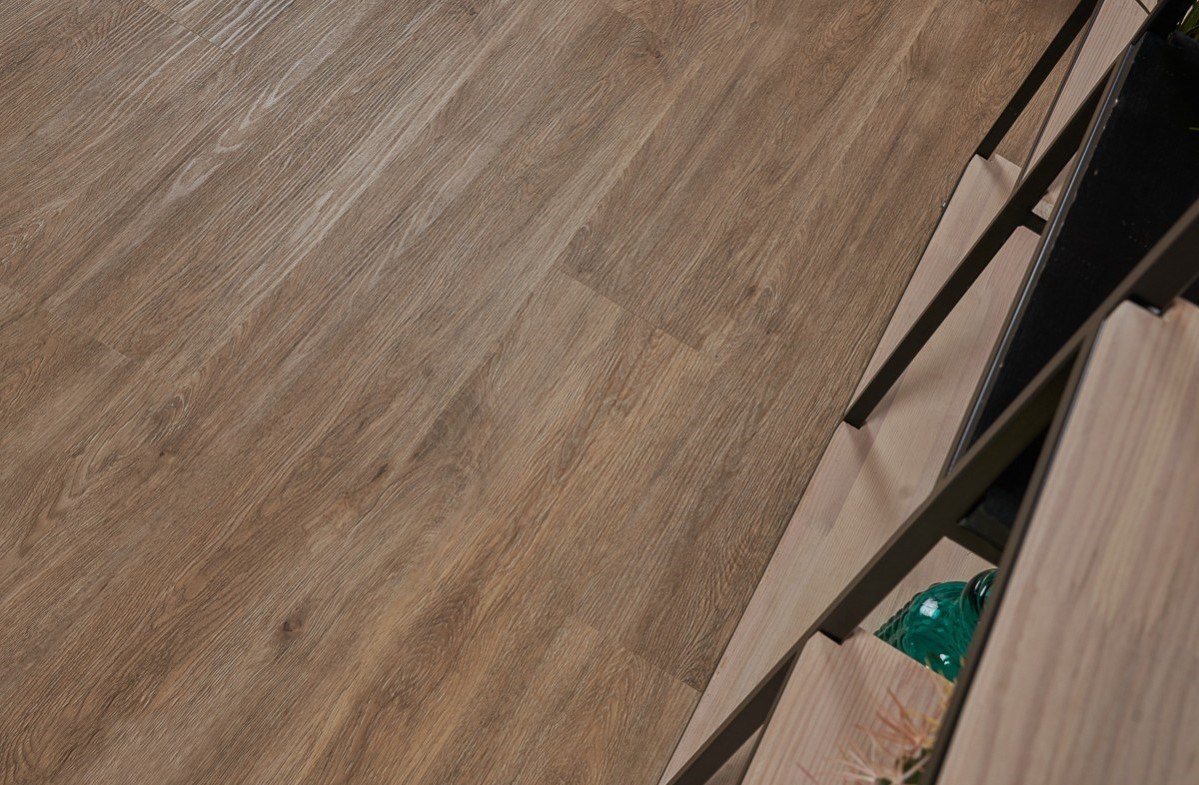 Кварцвиниловый SPC ламинат Vinilam Ceramo Wood Дуб Имбирь 6151-D03 1220×225×4,5 фото в интерьере