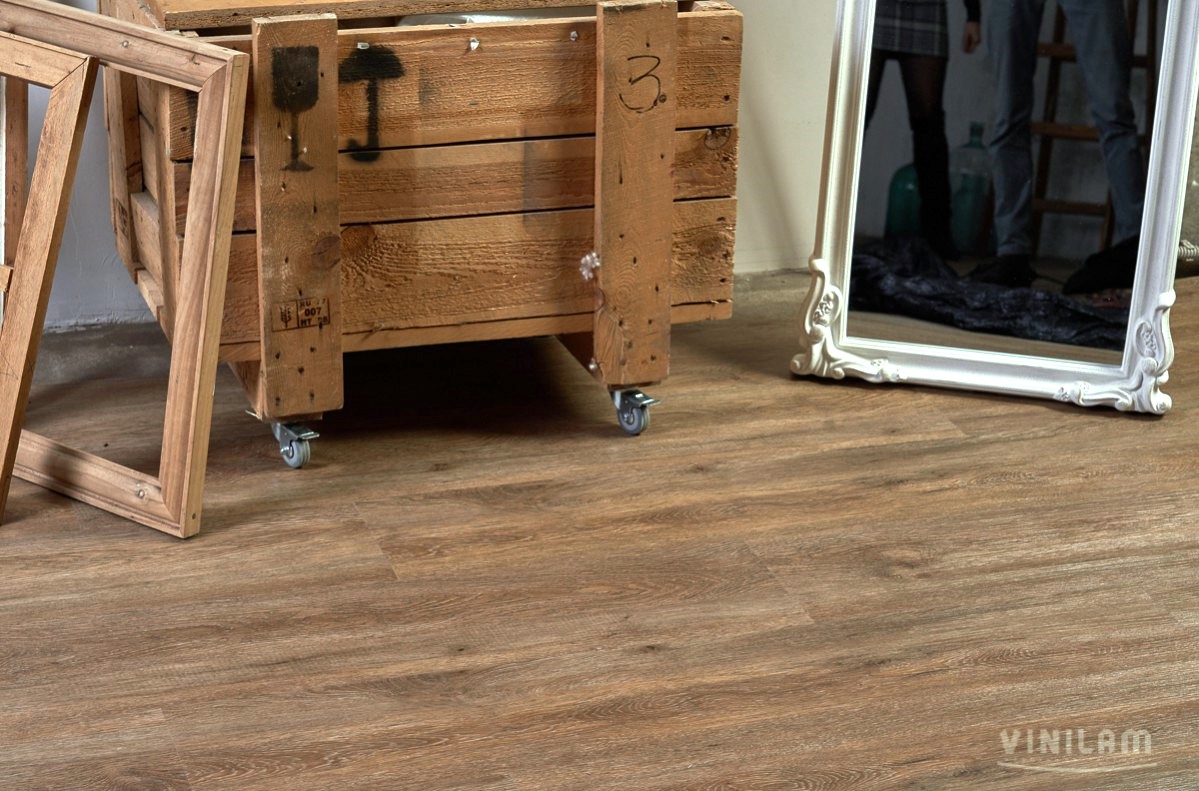 Кварцвиниловый SPC ламинат Vinilam Ceramo Wood Дуб Оливковый 61512 1220×225×5,5 фото в интерьере