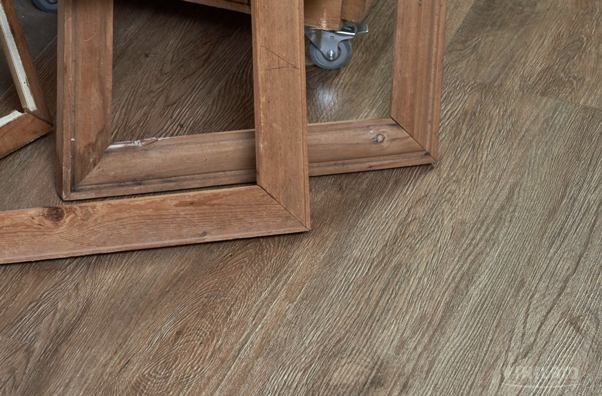 Кварцвиниловый SPC ламинат Vinilam Ceramo Wood Дуб Оливковый 61512 1220×225×5,5 фото в интерьере