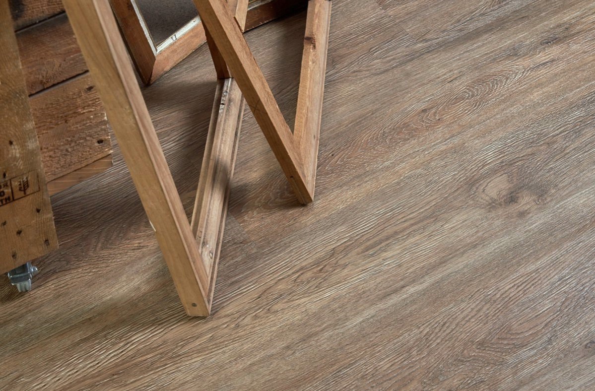 Кварцвиниловый SPC ламинат Vinilam Ceramo Wood Дуб Оливковый 61512 1220×225×5,5 фото в интерьере