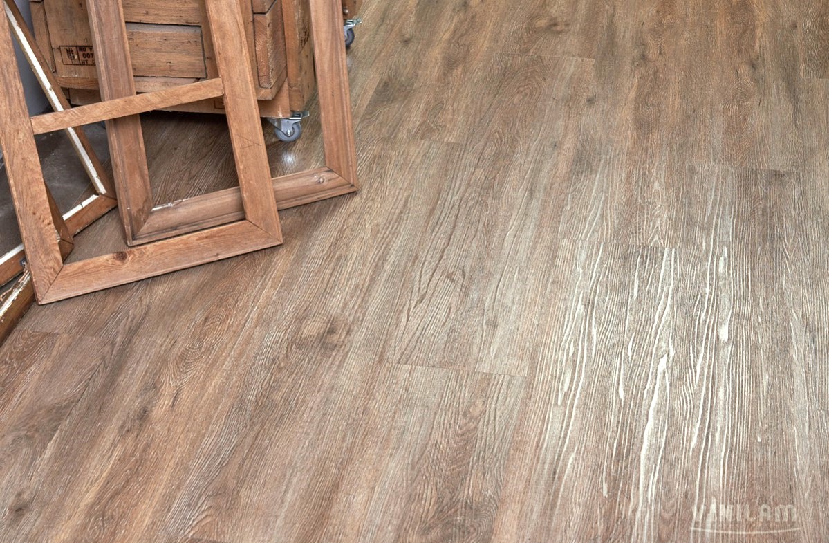 Кварцвиниловый SPC ламинат Vinilam Ceramo Wood Дуб Оливковый 61512 1220×225×5,5 фото в интерьере