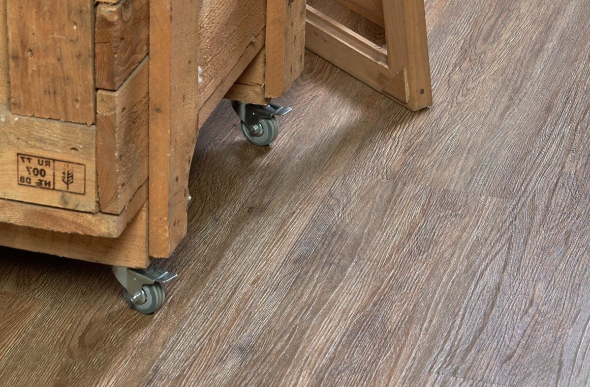 Кварцвиниловый SPC ламинат Vinilam Ceramo Wood Дуб Оливковый 61512 1220×225×5,5 фото в интерьере