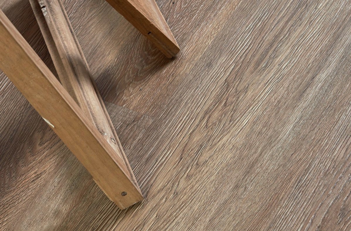 Кварцвиниловый SPC ламинат Vinilam Ceramo Wood Дуб Оливковый 61512 1220×225×5,5 фото в интерьере