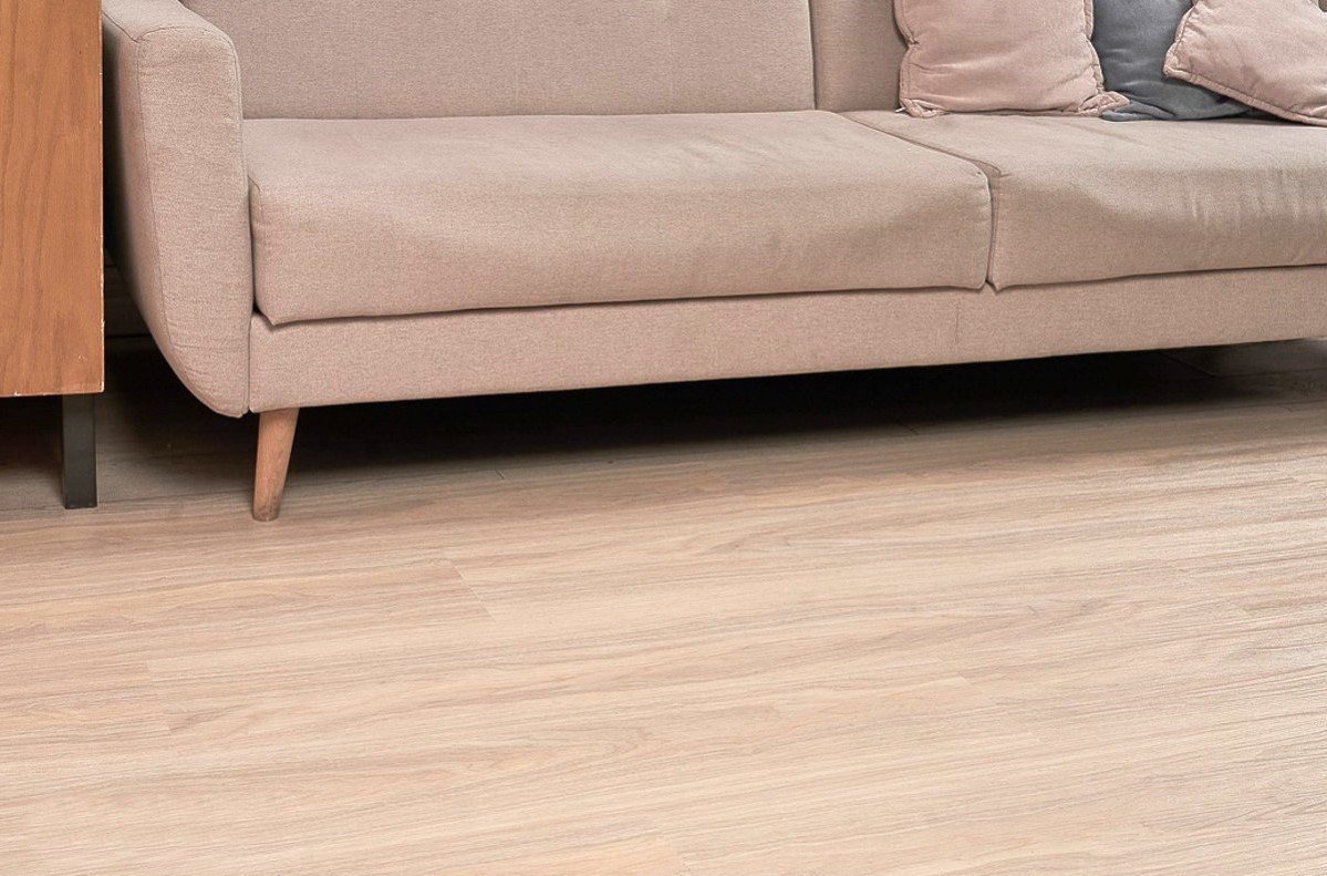 Кварцвиниловый SPC ламинат Vinilam Ceramo Wood Дуб Аляска 7777 1220×225×4,5 фото в интерьере