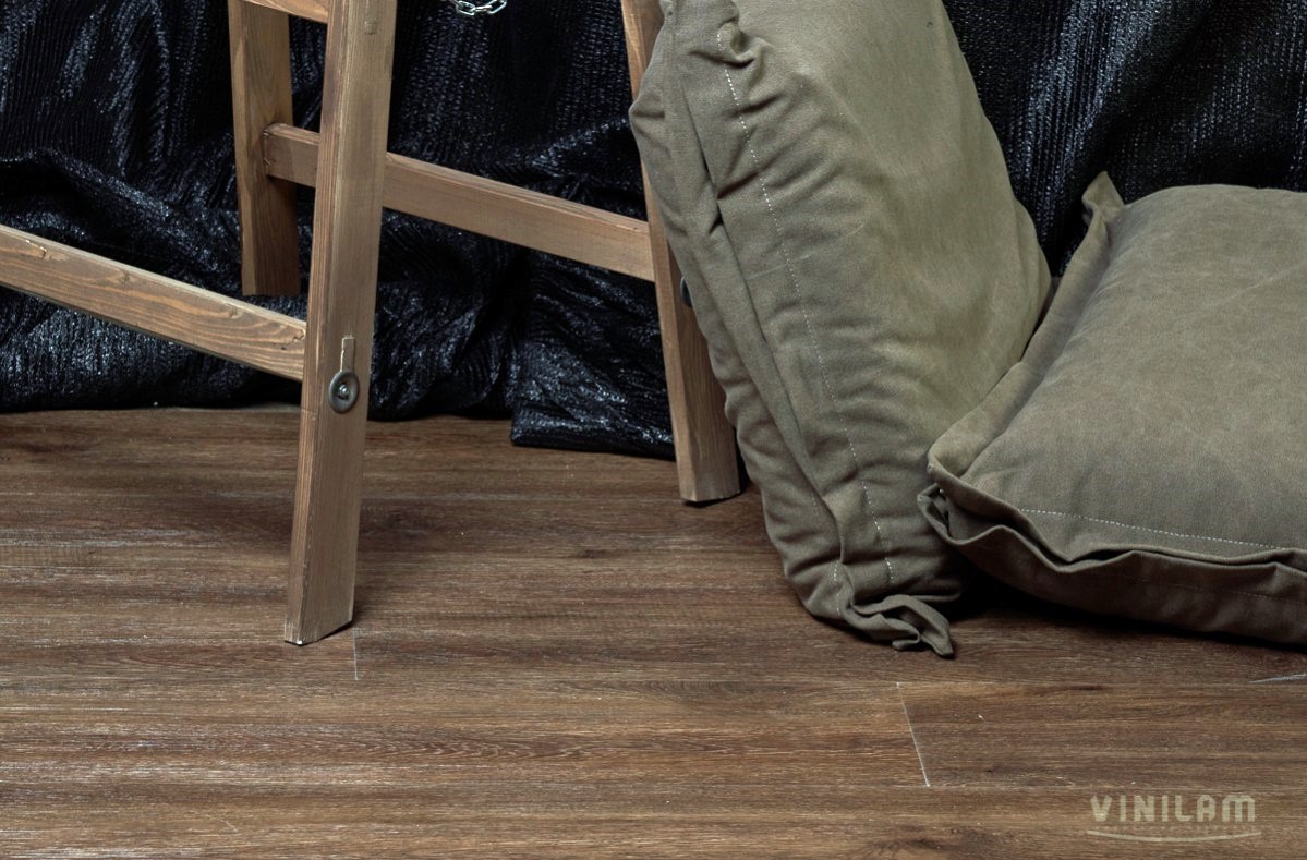 Кварцвиниловый SPC ламинат Vinilam Ceramo Wood Дуб Парижский 61518 1220×225×5,5 фото в интерьере