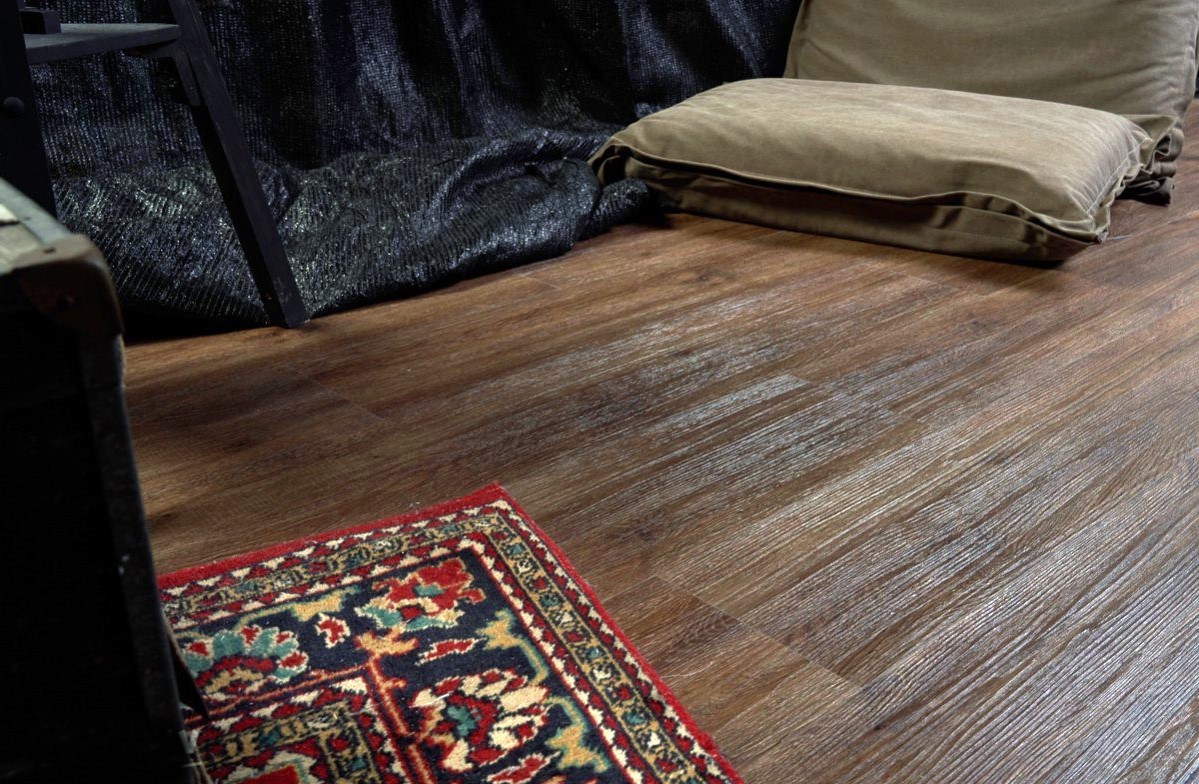 Кварцвиниловый SPC ламинат Vinilam Ceramo Wood Дуб Парижский 61518 1220×225×5,5 фото в интерьере