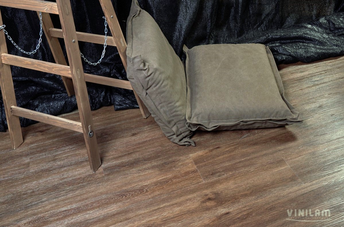 Кварцвиниловый SPC ламинат Vinilam Ceramo Wood Дуб Парижский 61518 1220×225×5,5 фото в интерьере