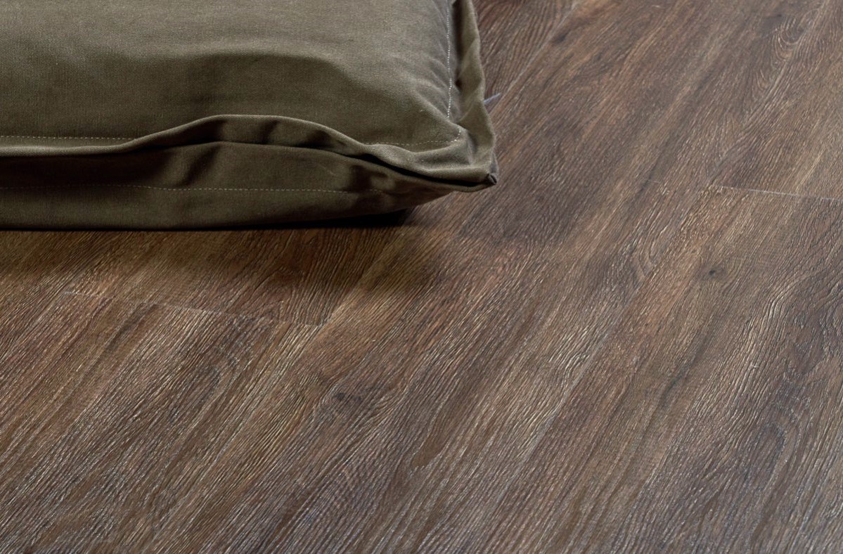 Кварцвиниловый SPC ламинат Vinilam Ceramo Wood Дуб Парижский 61518 1220×225×5,5 фото в интерьере