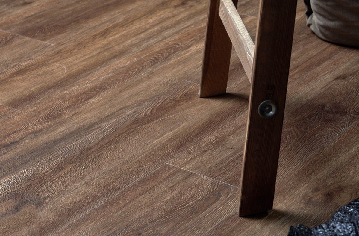 Кварцвиниловый SPC ламинат Vinilam Ceramo Wood Дуб Парижский 61518 1220×225×5,5 фото в интерьере