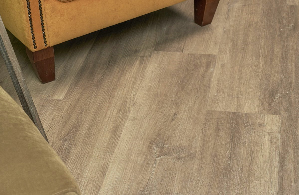 Кварцвиниловый SPC ламинат Vinilam Ceramo Wood Дуб Моран 4914 1220×225×5,5 фото в интерьере