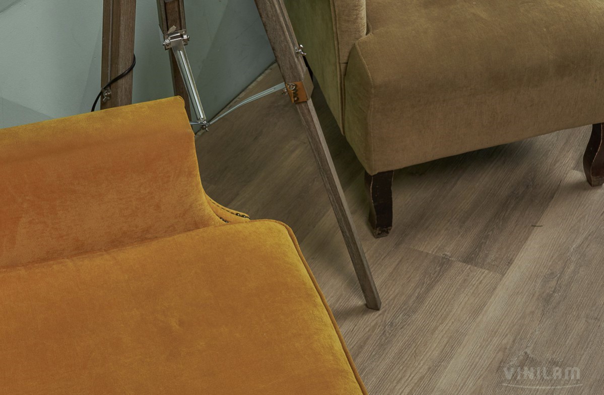 Кварцвиниловый SPC ламинат Vinilam Ceramo Wood Дуб Моран 4914 1220×225×5,5 фото в интерьере