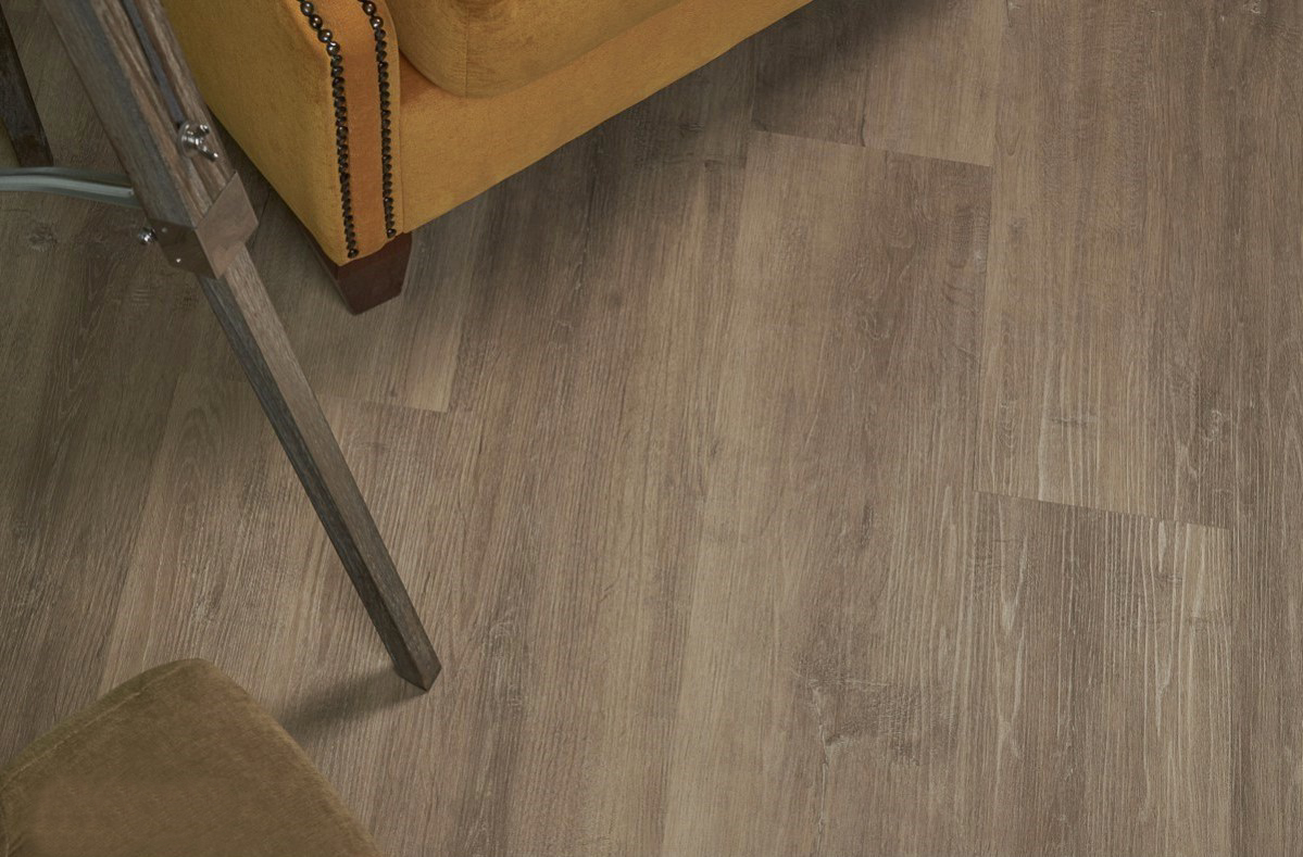 Кварцвиниловый SPC ламинат Vinilam Ceramo Wood Дуб Моран 4914 1220×225×5,5 фото в интерьере