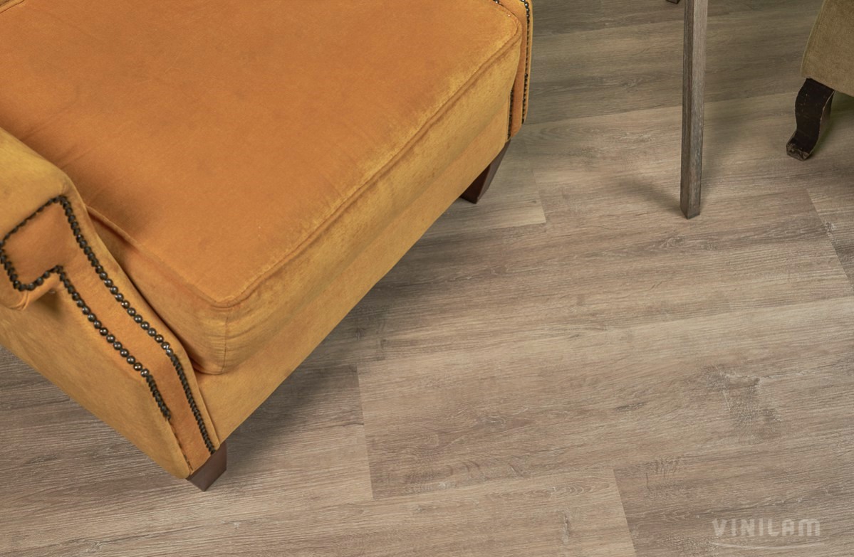 Кварцвиниловый SPC ламинат Vinilam Ceramo Wood Дуб Моран 4914 1220×225×5,5 фото в интерьере