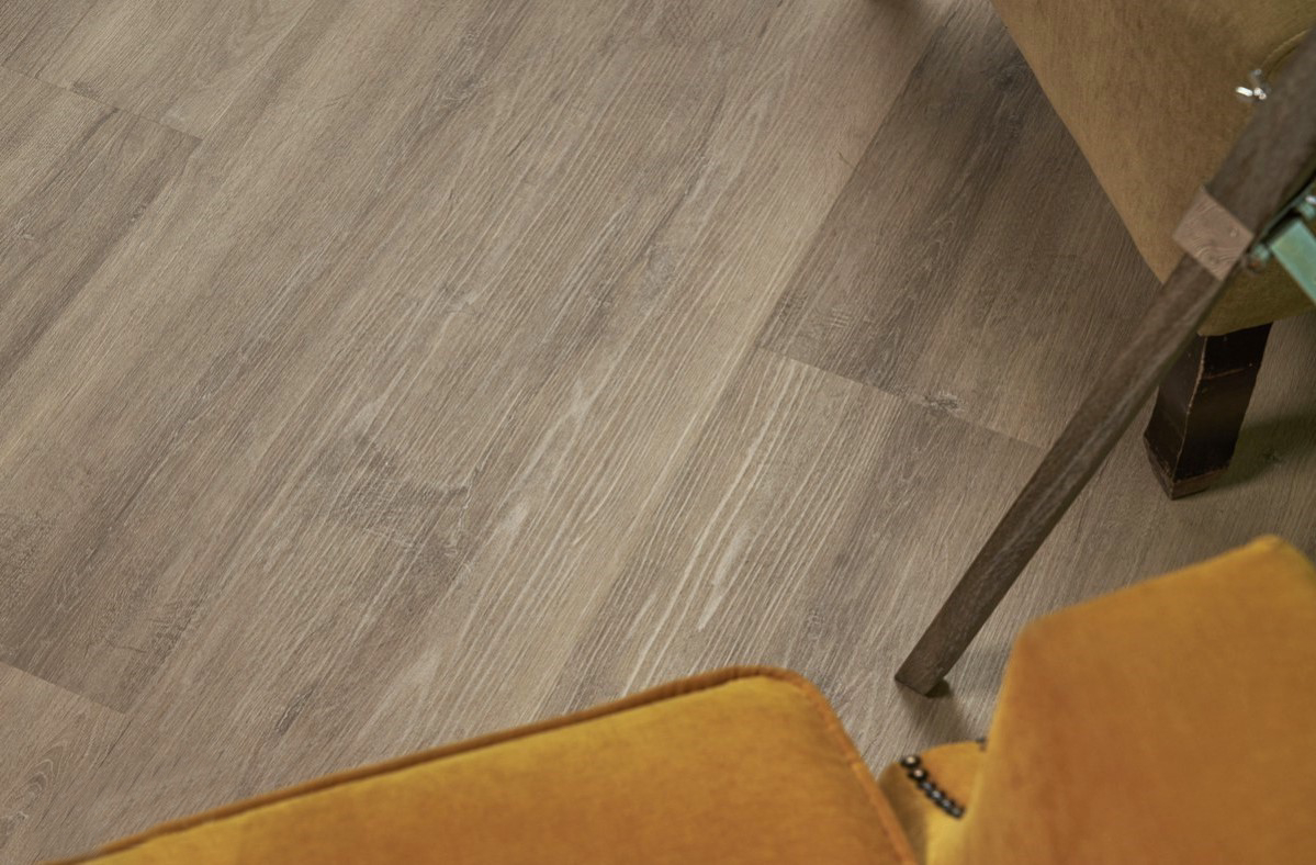 Кварцвиниловый SPC ламинат Vinilam Ceramo Wood Дуб Моран 4914 1220×225×5,5 фото в интерьере