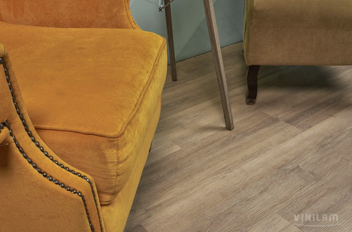 Кварцвиниловый SPC ламинат Vinilam Ceramo Wood Дуб Моран 4914 1220×225×5,5 фото в интерьере