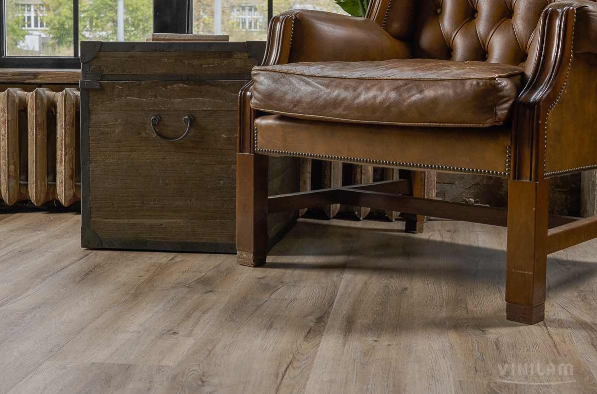 Кварцвиниловый SPC ламинат Vinilam Ceramo XXL Дуб Женева 8870-EIR 1520×225×5,5 фото в интерьере