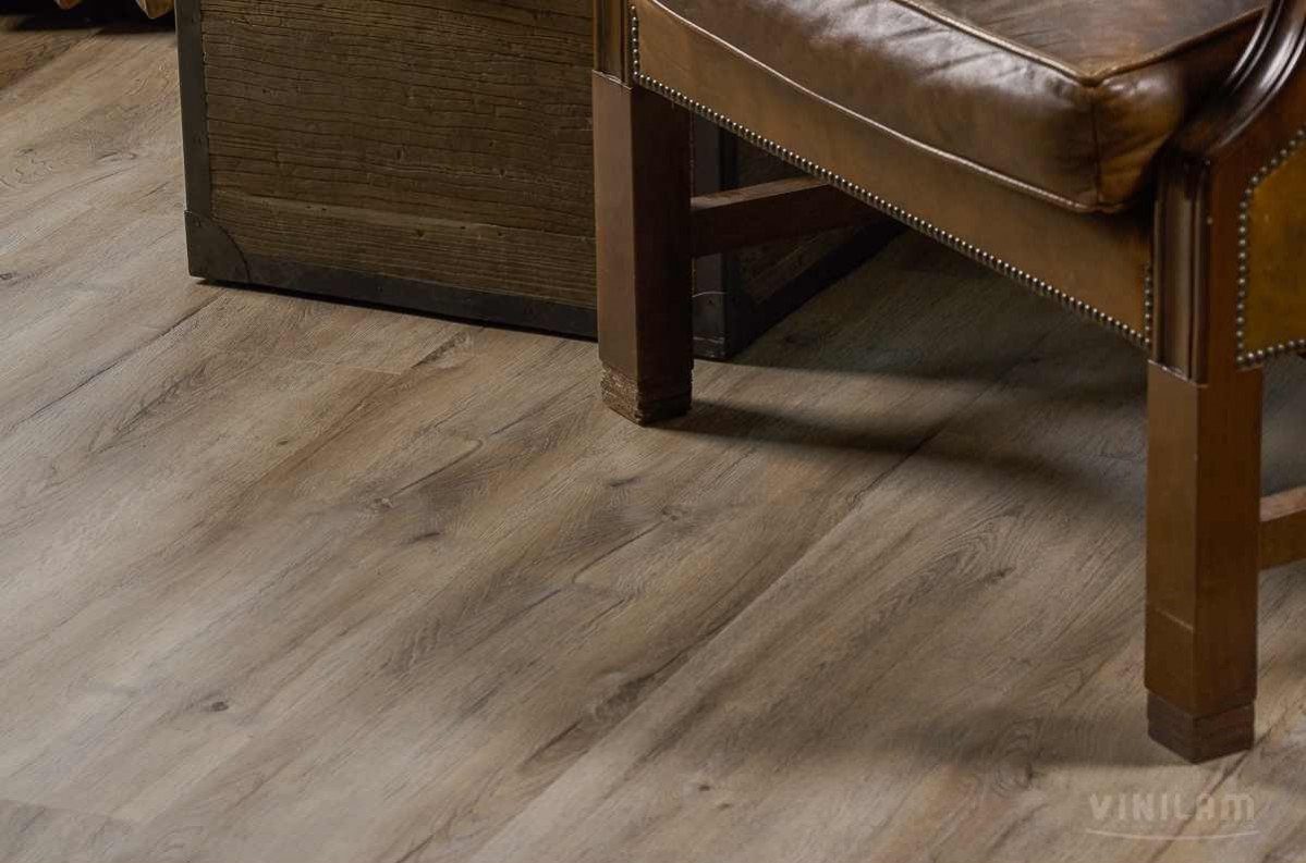 Кварцвиниловый SPC ламинат Vinilam Ceramo XXL Дуб Женева 8870-EIR 1520×225×5,5 фото в интерьере