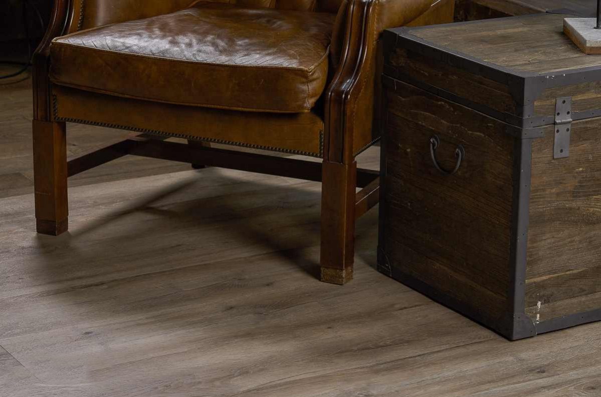 Кварцвиниловый SPC ламинат Vinilam Ceramo XXL Дуб Женева 8870-EIR 1520×225×5,5 фото в интерьере